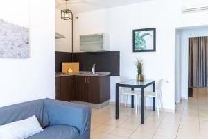een woonkamer met een bank en een tafel bij Tajinaste Beach Gay Men Only in Playa del Inglés