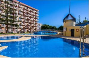 hotel z basenem przed budynkiem w obiekcie Jupiter. Moderno estudio. Vistas al mar y montaña w mieście Benalmádena