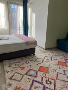 1 dormitorio con cama y alfombra en el suelo en Istanbul Hub Flats, en Estambul