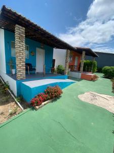 une maison avec une piscine dans une cour dans l'établissement Pousada Alto da Serra, à Serra de São Bento