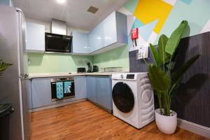 una cucina con lavatrice di A101 Comfy Stylish Loft a Coventry