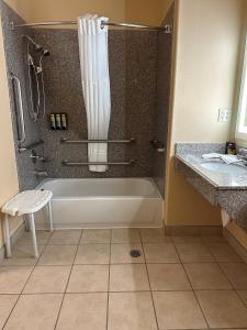 een badkamer met een bad en een wastafel bij Best Western Plus Battleground Inn & Suites in Battle Ground