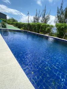 - une piscine d'eau bleue dans la cour dans l'établissement Pousada Alto da Serra, à Serra de São Bento