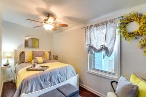 un dormitorio con una cama y una ventana en Steps to Surfside Beach Home with Deck and Fire Pit!, en Surfside Beach