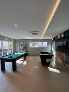 ein Zimmer mit einer Tischtennisplatte in der Unterkunft Stúdio Completo, moderno e aconchegante. in Criciúma