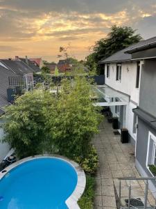 Bazén v ubytování Outlet Center House, Pool-Jacuzzi-Garden-Sundeck nebo v jeho okolí