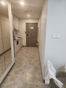 Habitación con pasillo, cocina y puerta en La Grande Residence 10th Floor Deluxe Unit en Ángeles