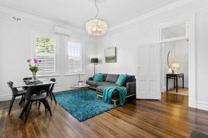 een woonkamer met een bank en een tafel bij EDW19 - Stylish 2-Bed, 2-Bath Townhose in Drummoyne in Sydney