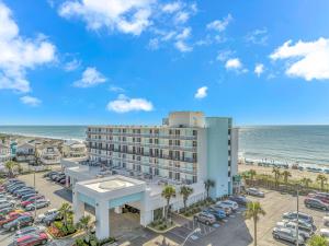 默特爾海灘的住宿－Holiday Inn Resort Oceanfront at Surfside Beach, an IHG Hotel，享有酒店和海滩的空中景致