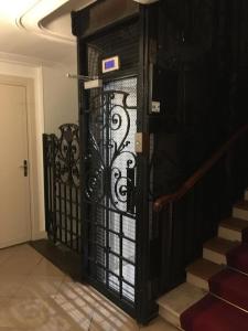 een zwarte poort in een kamer met een trap bij Studio opéra paris in Parijs