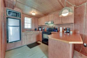 een keuken met houten kasten en een aanrecht bij Waterfront Jonesville Studio on Black River Lake! 
