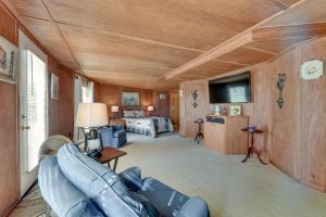 een woonkamer met een bank en een televisie bij Waterfront Jonesville Studio on Black River Lake! 