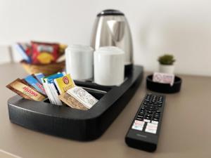 una caffettiera e un telecomando su un bancone di Nove Volte B&B a Catania