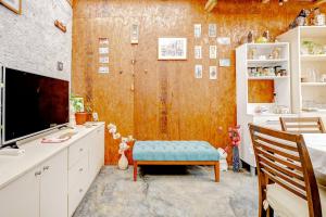 a living room with a tv and a couch and a chair at Glamping Playa Arica in Lurín