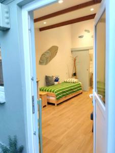 - une chambre avec un lit et une planche de surf sur le mur dans l'établissement Maria Surfista_ As Três Marias, à Matosinhos