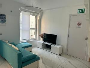 TV a/nebo společenská místnost v ubytování Lumiere Luxe Suites + 30 fotografií