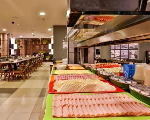 uma linha de buffet com muitos tipos diferentes de alimentos em Suite Congonhas - FLAT Aeroporto Congonhas em São Paulo
