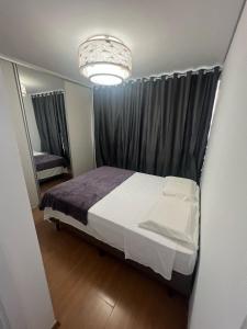 um quarto com uma cama com uma cortina preta em Locking's Lourdes 13 em Belo Horizonte