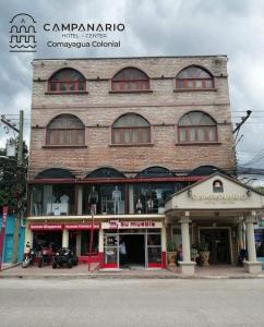 un gran edificio de ladrillo con ventanas en una calle en Campanario, en Comayagua