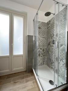 y baño con ducha con cabina de ducha de cristal. en Nove Volte B&B, en Catania