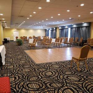 una habitación con sillas y mesas y una habitación grande con salón de baile. en Red Roof Inn Atlanta Airport NE Conley en Conley