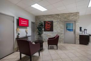 a waiting room with chairs and a pot root inn sign at Red Roof Inn Atlanta Airport NE Conley in Conley