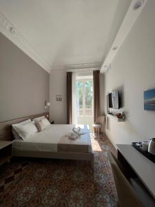 Un dormitorio con una cama grande y una ventana en Nove Volte B&B, en Catania