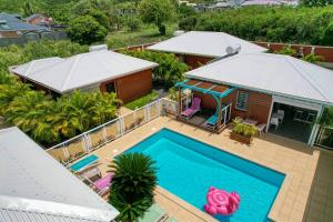 eine Luftaufnahme eines Hauses mit Swimmingpool in der Unterkunft Gites Fleurs d'abeilles in Anse-Bertrand