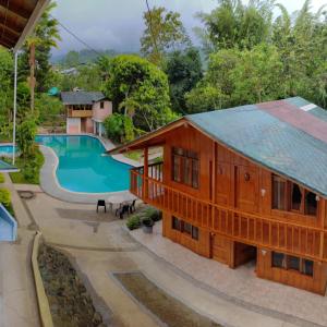 an aerial view of a house with a pool at HOTEL LAS TANGARAS DE MINDO in Mindo