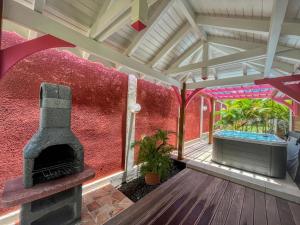 Der Swimmingpool an oder in der Nähe von Gites Fleurs d'abeilles