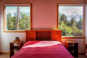 - une chambre avec un lit et une vue sur la montagne dans l'établissement Hamilton's Place Bed and Breakfast, à La Ensenada