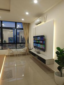 uma sala de estar com uma televisão de ecrã plano na parede em Twin Tower Johor custom Ciq Nearest walk by YHA em Johor Bahru