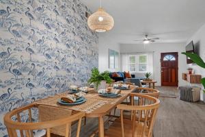 Ruang duduk di Blue Flamingo Paradise w/ Pool + Game Room + Grill + Fire Pit