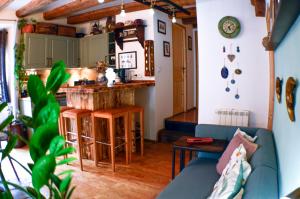 a living room with a couch and a kitchen at Chaud'Vin in Kaysersberg