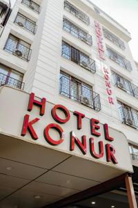 una señal de hotel en la parte delantera de un edificio en Konur Hotel, en Ankara