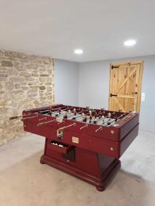 una mesa de futbolín en una habitación en Casa Albaitar Jardin privado exclusivo clientes en Azcona