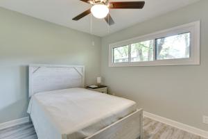 1 dormitorio con 1 cama y ventilador de techo en Santorini, en Omaha