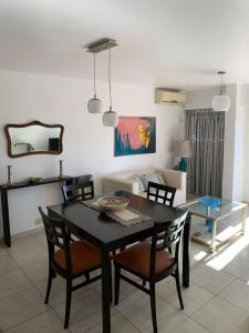 a dining table and chairs in a living room at Supercéntrico la Docta in Cordoba