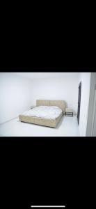 Bett in einem Zimmer mit weißem Boden in der Unterkunft the village in Jerocham