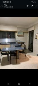 uma cozinha com uma mesa e bancos num quarto em Luxry apartment in Abdoun. Amman, jordan em Amã