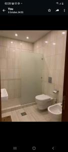 uma casa de banho com um chuveiro, um WC e um lavatório. em Luxry apartment in Abdoun. Amman, jordan em Amã