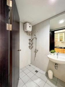 a bathroom with a shower and a sink at Contemporary Comfort Sleek Studio Casa De Parco in Samporo