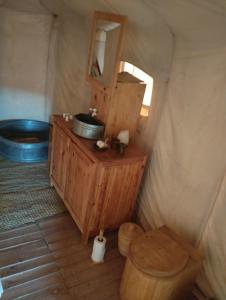 Saba Berber Travel في Mhamid: حمام مع حوض ومغسلة في يورت