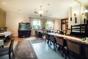 a dining room with a table and chairs and a television at Pelikan in Aleksandrów Łódzki