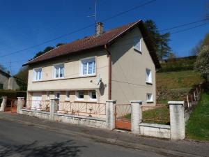 Biały dom z płotem po stronie ulicy w obiekcie Gîte familial au bord de la Meuse, proche Verdun, activités nature, confort tout inclus - FR-1-585-83 w mieście Vilosnes-sur-Meuse