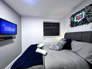 een woonkamer met een bank en een tv bij Gorgeous Graceful Getaway w/ Gazebo - Tylorstown in Llwyn-y-pia