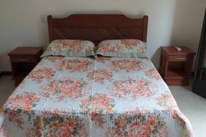 1 dormitorio con 1 cama con 2 mesitas de noche en Guaratiba, paraíso particular Apto 23, en Prado