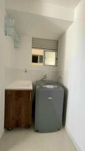 uma pequena casa de banho com um lavatório e uma lata de lixo em AG APTO con Aire Acondicionado em Neiva