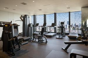 Fitness centrum a/nebo fitness zařízení v ubytování BELLUSTAR TOKYO, A Pan Pacific Hotel