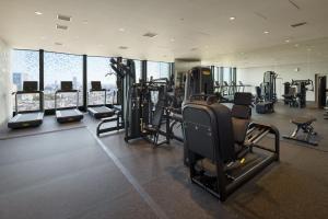 Fitness centrum a/nebo fitness zařízení v ubytování BELLUSTAR TOKYO, A Pan Pacific Hotel